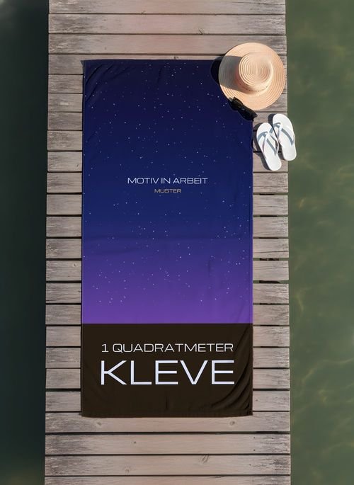 Muster-Strandtuch „1 Quadratmeter Kleve“ auf einem Holzsteg